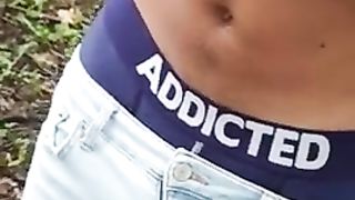 Гомосексуалист сосет член и получает семяизвержение на живот в публичном парке