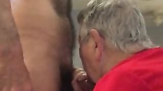 Пенсионер показательно сосет хуй мужика, в которого безумно влюблен