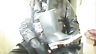 Мужлан в костюме химзащиты и в противогазе дрочит хуй