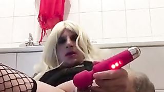Трансгендер в парике сжал яйца и прошелся по ним вибрацией