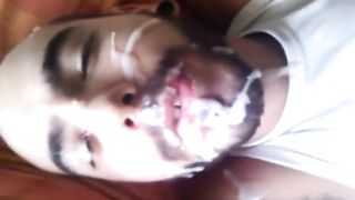 Мужик активно дрочит пенис на лицо бородатого педика