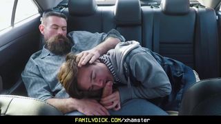 Бородатый отчим трахает пасынка в задницу в автомобиле