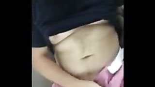 Мужик с презервативом на конце голышом давит пенис