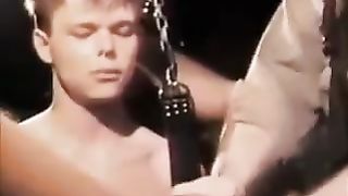 Очередной невнимательный гей стал жертвой в БДСМ порно видео