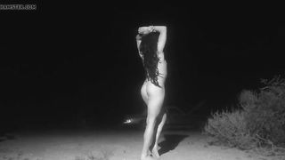 Гей позирует на пляже зажимая хуй между ног