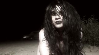 Гей позирует на пляже зажимая хуй между ног