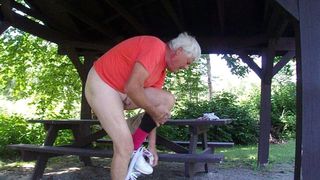 Старый мужик онанирует член в беседке за городом