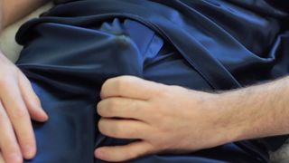 Мужлан лежит и мастурбирует член, пока не обкончается