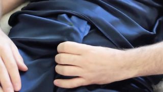 Мужлан лежит и мастурбирует член, пока не обкончается