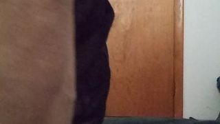 Транссексуал вставил в жопу посторонний предмет, кайфуя в соло