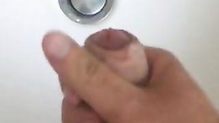 Обнаженный гей с айфоном в руке дрочит член в ванне до эякуляции