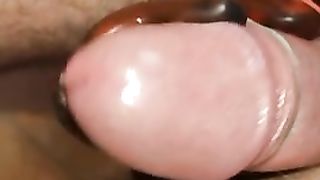 Вибро-игрушка заставляет мужской писюн дрожать каждую секунду