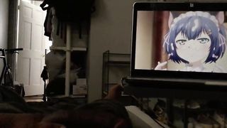 Лежу на кровати, смотрю хентай и мастурбирую член рукой