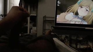 Лежу на кровати, смотрю хентай и мастурбирую член рукой