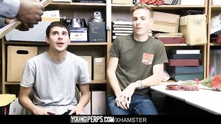 Чернокожий охранник трахнул парочку магазинных воришек