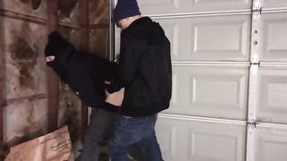 Гей отсосал парню в гараже и потом трахнулся в задницу