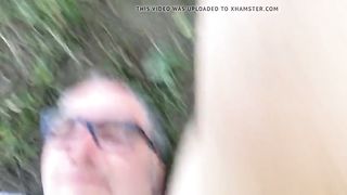 Дед разделся и ласкает свой маленький хуй в парке