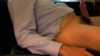 Мужик в маске отсасывает гею и получает сперму себе в рот