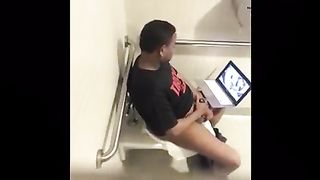 Ничего не подозревающий негр мастурбирует член за просмотром порнухи на ноутбуке