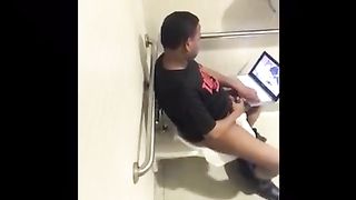 Ничего не подозревающий негр мастурбирует член за просмотром порнухи на ноутбуке