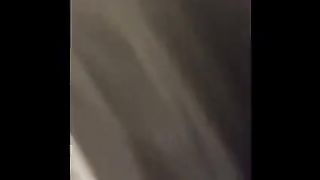 Ничего не подозревающий негр мастурбирует член за просмотром порнухи на ноутбуке