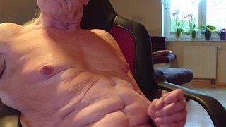 Старик разделся перед вебкой и активно дрочит член