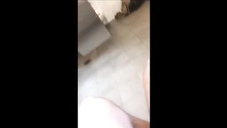 Парень закрылся в туалете и жадно надрачивает ствол