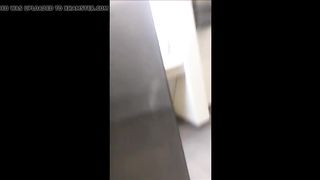 Парень закрылся в туалете и жадно надрачивает ствол