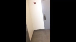 Парень закрылся в туалете и жадно надрачивает ствол