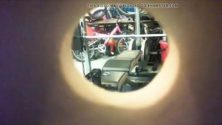 Гей мастурбирует в спортзале и дрочит жопу секс игрушкой