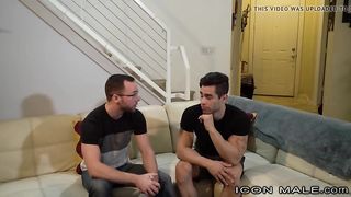 Jaime Steel и Nic Sahara трахаются в гей порно на диване после разговора