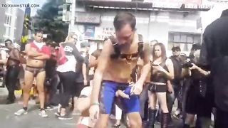 Пацан отсосал партнеру и позволил трахнуть себя в очко на гей параде