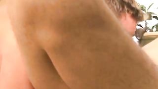 За отдельную плату гей-массажист оказывает интимные услуги симпатичным парням