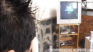 Парнишка, разговаривая по телефону с другом дрочит свой член