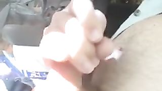 Чувак пока ждал друга на стоянке успел кончить от мастурбации