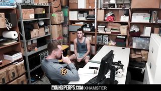 Украл товар в магазине и получил в наказание от охранника хер в жопу