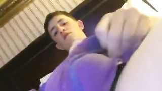 Привлекательный студент дрочит хуй и снимает процесс на телефон