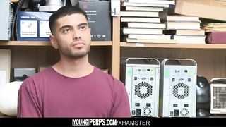 Темнокожий охранник наказывает воришку своим большим хуем