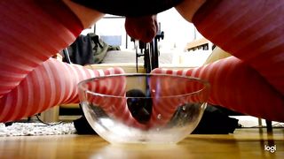 Мужик в чулках испытывает бурный оргазм от секс-машины