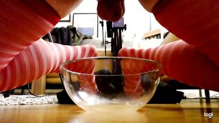 Мужик в чулках испытывает бурный оргазм от секс-машины