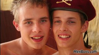 Подборка с дрочащими и трахающимися молодыми геями