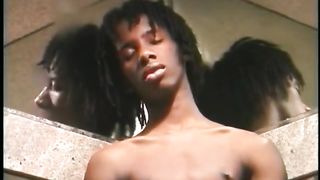 Белый парень лижет мошонку молодому темнокожему гею