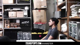 Охранник негр ебет воришку латиноса в наказание за мелкую кражу