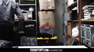 Охранник негр ебет воришку латиноса в наказание за мелкую кражу