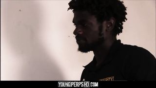 Межрасовый секс темнокожего охранника гея и молодого белого воришки