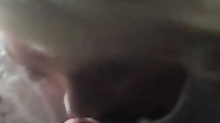 Зрелый трансвестит сосет большой член с проглотом у негра