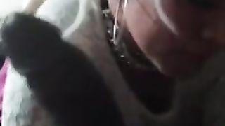 Зрелый трансвестит сосет большой член с проглотом у негра