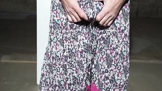 Гомосексуалист надел платье и жмякает член ручонками