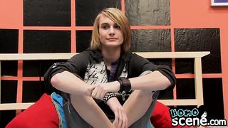 Смазливый эмобой дрочит член лежа и кончает на живот