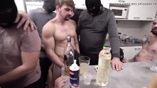 Закрытая вечеринка геев закончилась групповым сексом